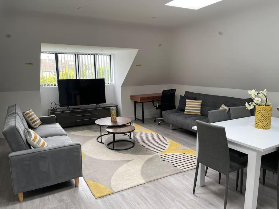 קידלינגטון Orchid Lodge - Two Bed Generous Flat - Parking, Netflix, Wifi - Close To Blenheim Palace & Oxford - F4 מראה חיצוני תמונה
