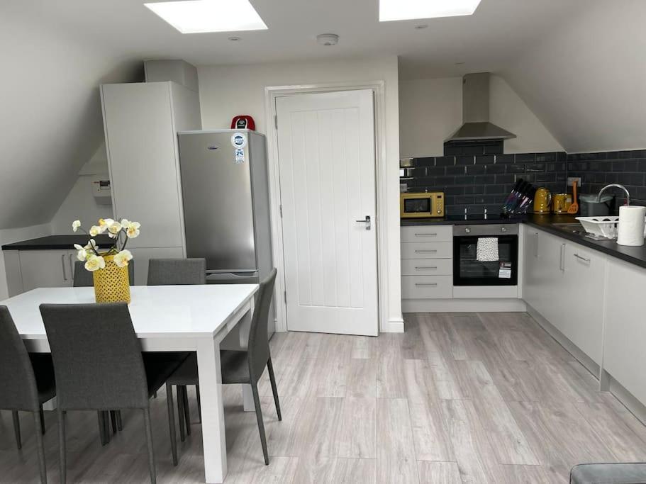 קידלינגטון Orchid Lodge - Two Bed Generous Flat - Parking, Netflix, Wifi - Close To Blenheim Palace & Oxford - F4 מראה חיצוני תמונה