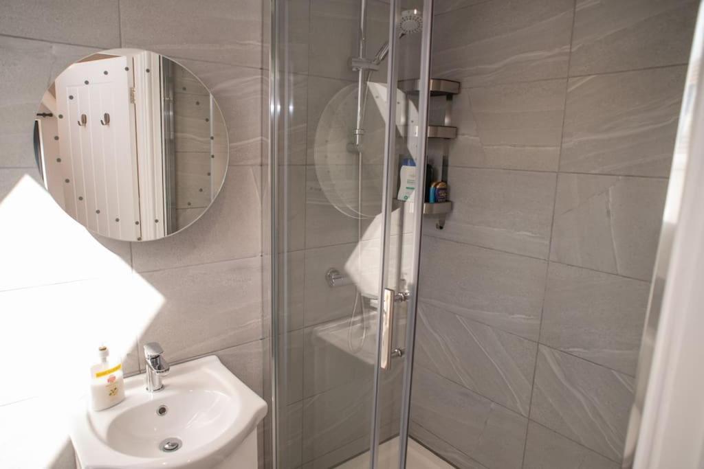 קידלינגטון Orchid Lodge - Two Bed Generous Flat - Parking, Netflix, Wifi - Close To Blenheim Palace & Oxford - F4 מראה חיצוני תמונה