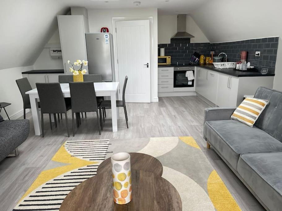 קידלינגטון Orchid Lodge - Two Bed Generous Flat - Parking, Netflix, Wifi - Close To Blenheim Palace & Oxford - F4 מראה חיצוני תמונה