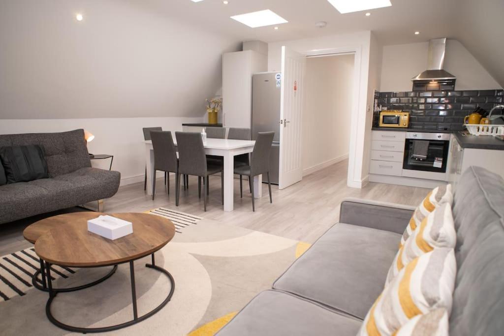 קידלינגטון Orchid Lodge - Two Bed Generous Flat - Parking, Netflix, Wifi - Close To Blenheim Palace & Oxford - F4 מראה חיצוני תמונה