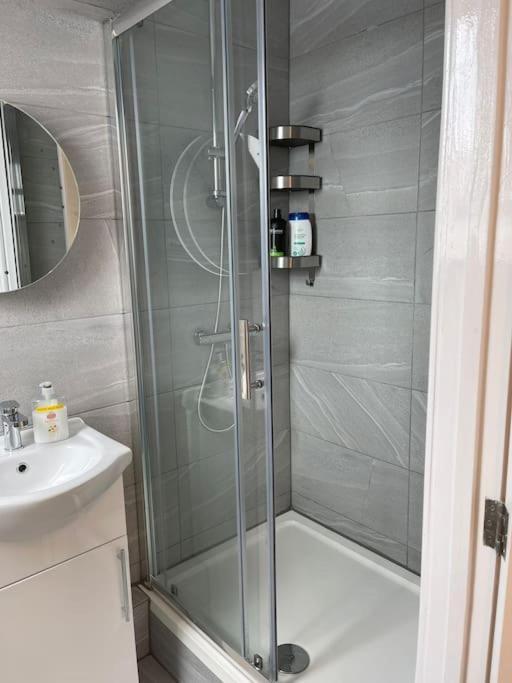 קידלינגטון Orchid Lodge - Two Bed Generous Flat - Parking, Netflix, Wifi - Close To Blenheim Palace & Oxford - F4 מראה חיצוני תמונה