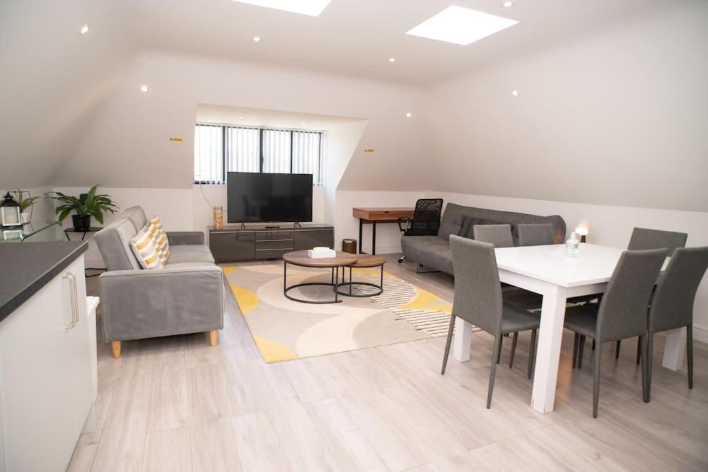 קידלינגטון Orchid Lodge - Two Bed Generous Flat - Parking, Netflix, Wifi - Close To Blenheim Palace & Oxford - F4 מראה חיצוני תמונה